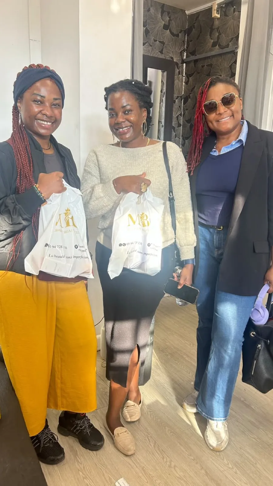 Trois clientes souriantes repartent avec leurs sacs Melbady Beauty Center à la vente privée de Paris