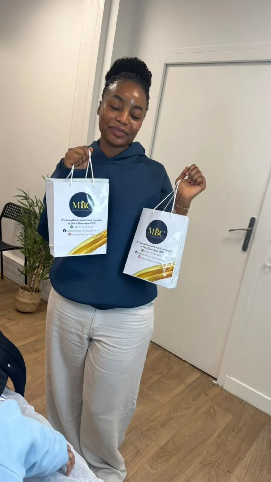 Une cliente repart avec ses deux sacs MBC lors de la vente privée Secret de peau Paris 2