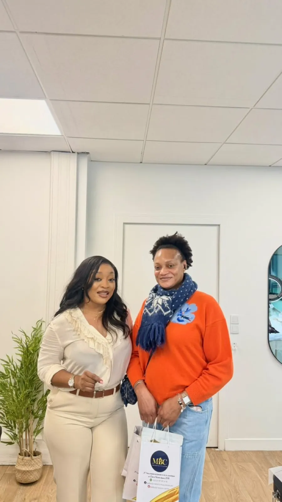 Deux participantes souriantes, sac MBC à la main, à la vente privée Secret de peau Paris 2